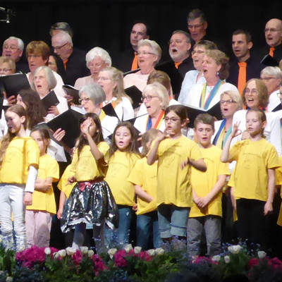 Der Grundschulchor singt beim Frühlingskonzert des Liederkranzes Untergruppenbach