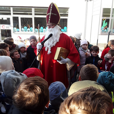 Der Nikolaus in der Stettenfelsschule